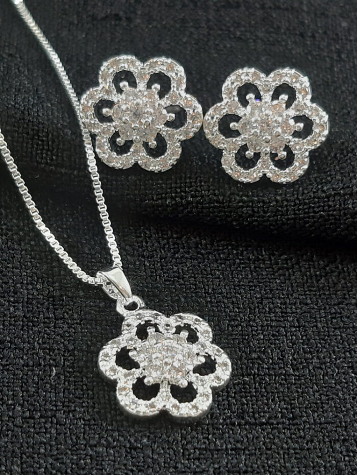 Conjunto flor cravejado