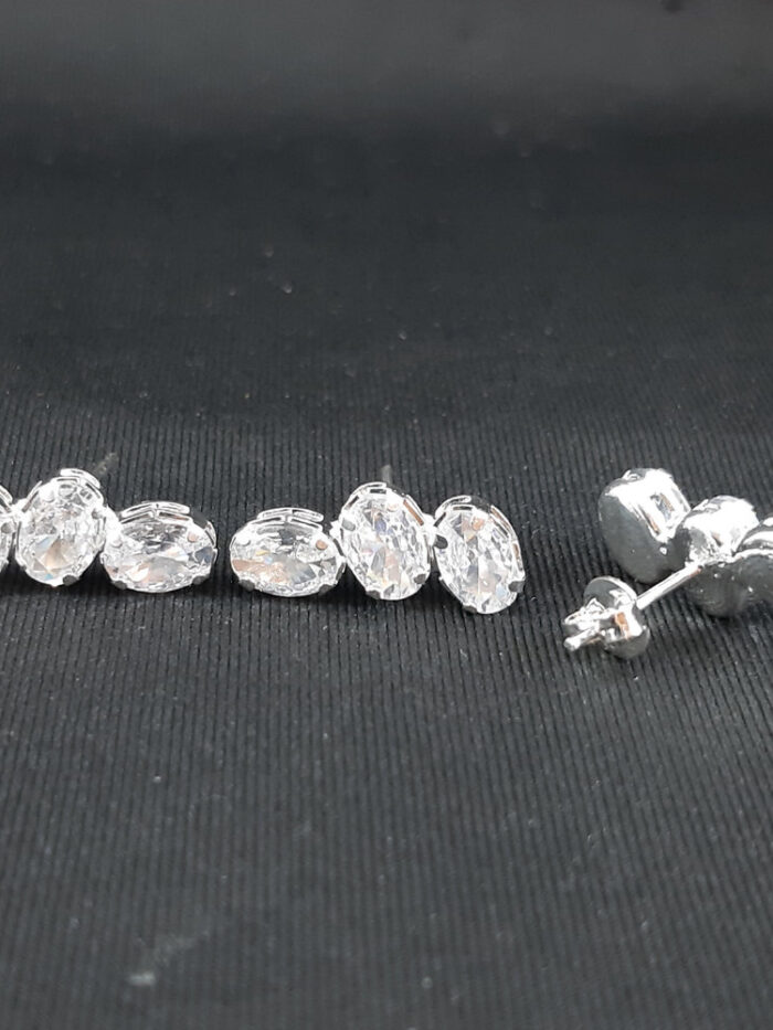 Brinco três pedra  oval cristal