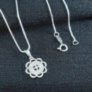 Gargantilha com pingente flor vazado e cravejado