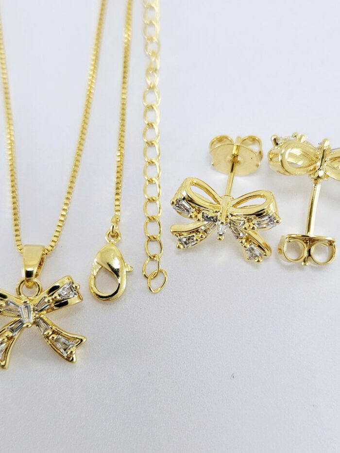 Conjunto formato laço com pedra cristal