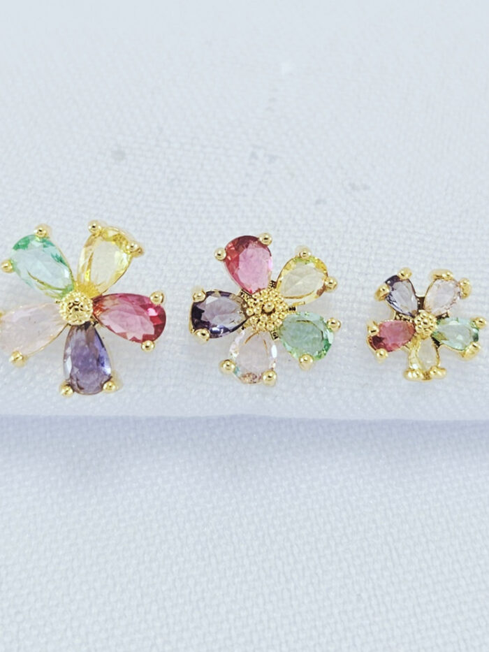 Trio de brincos flor detalhado
