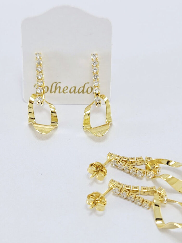 Brinco fio cravejado com elo ondulado