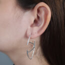 Brinco detalhe V vazado