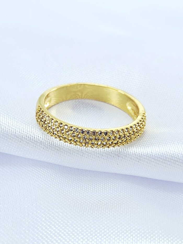 Anel cravejado com zircônias