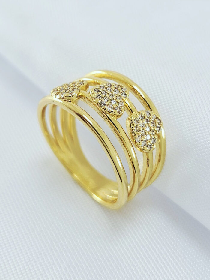 Anel quatro fios vazados detalhe corações cravejado