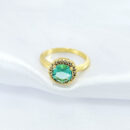 Anel com pedra central cravejado zircônia verde piscina