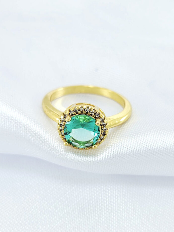 Anel com pedra central cravejado zircônia verde piscina