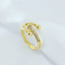 Anel liso e fio cravejado