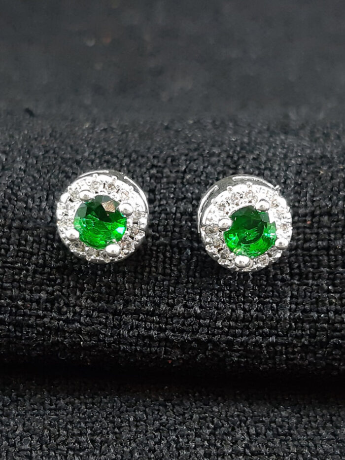 Brinco redondo ao redor cravejado pedra cristal