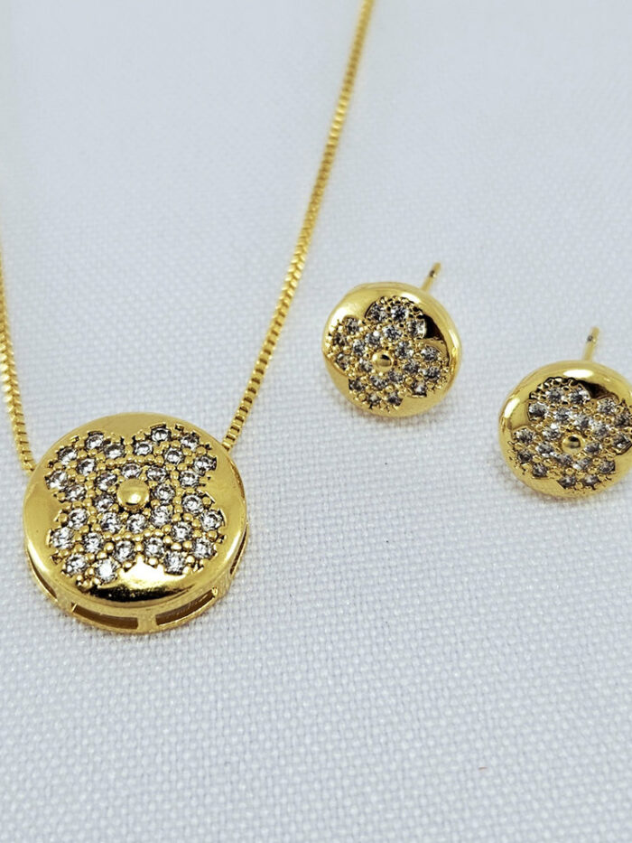 Conjunto redondo com trevo cravejado