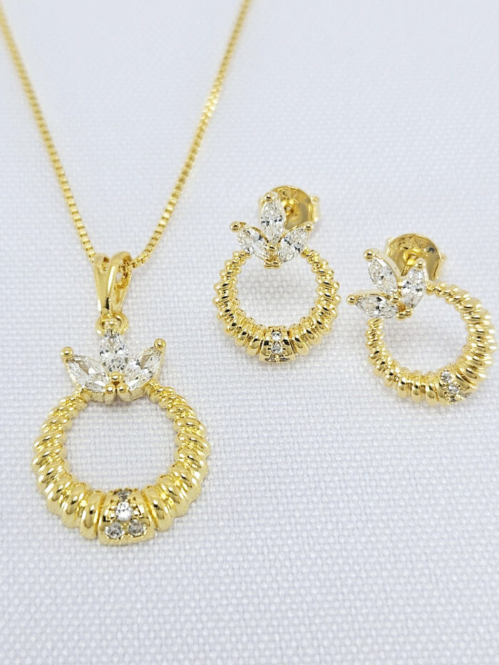 Conjunto circulo vazado detalhe pedra cristal