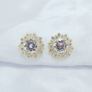 Brinco cravejado em zircônia com design flor