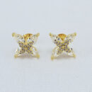 Brinco estilo flor quatro pétalas cravejada