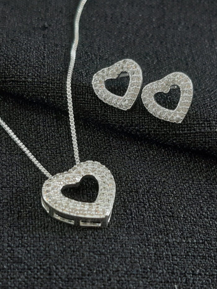 Conjunto estlio coração vazado cravejado