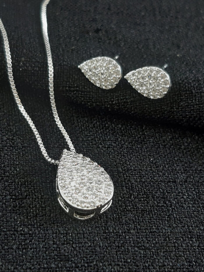 Conjunto estilo gota cravejado e detalhado