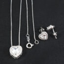 Conjunto coração borda cravejada com pedra cristal