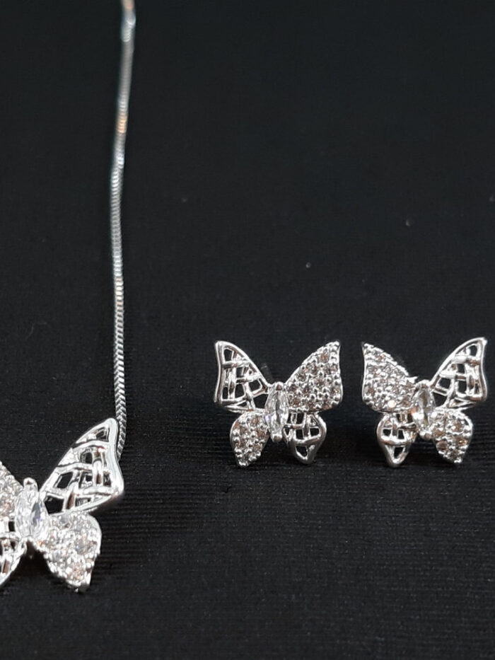 Conjunto Borboleta Cravejado com micro zircônia e detalhe vazado