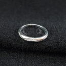 Anel fileira ondulada com pedras cristal