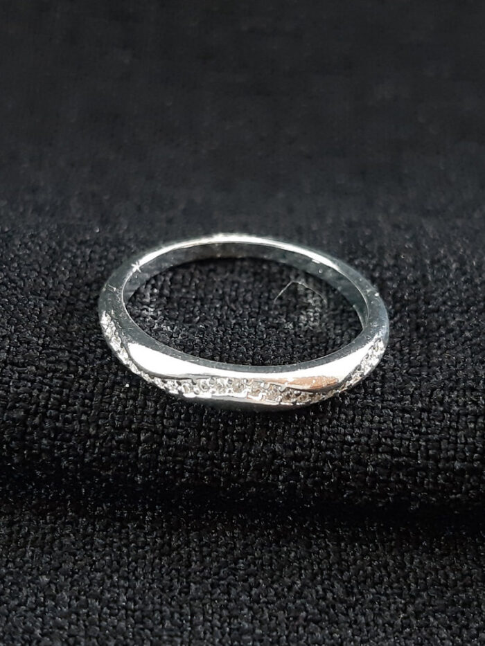 Anel fileira ondulada com pedras cristal