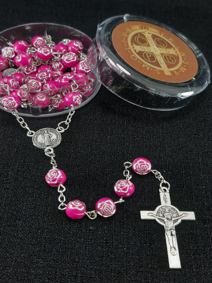 Terço pérola detalhado com medalha de são bento