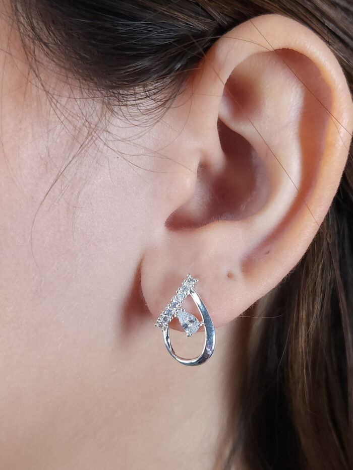 Brinco gota com fio liso e pedra cristal