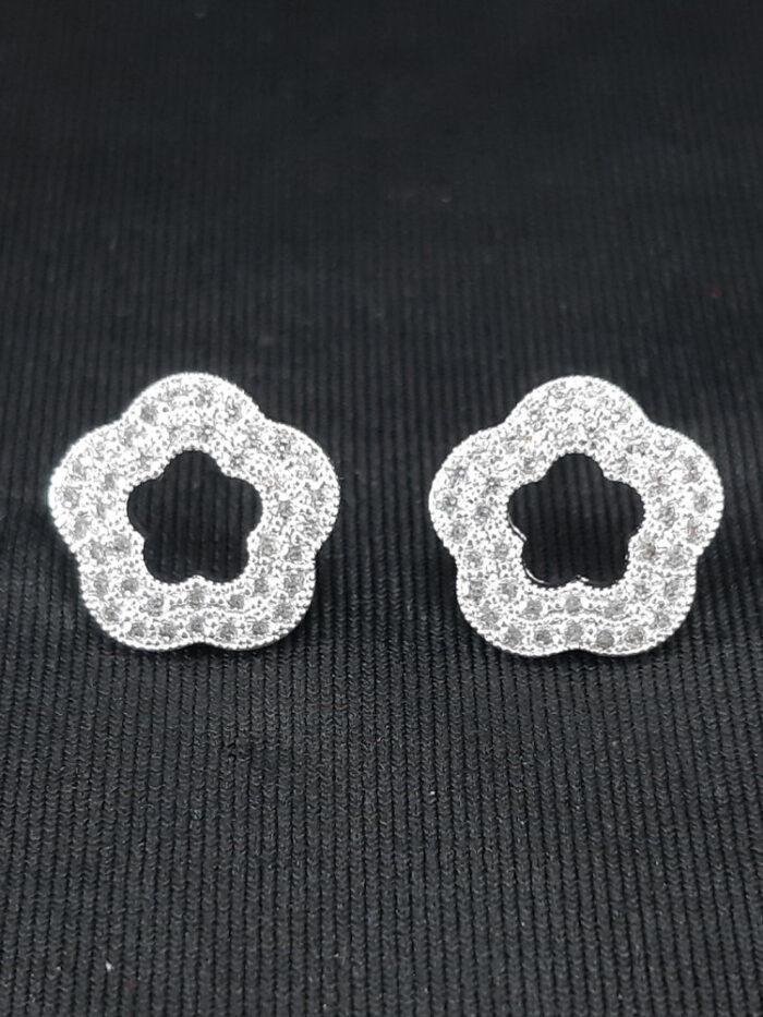 Brinco flor vazada cravejada