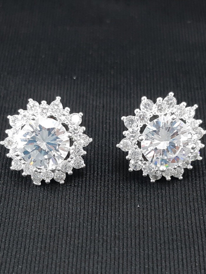 Brinco estilo flor cravejado