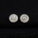 Brinco cravejado detalhado