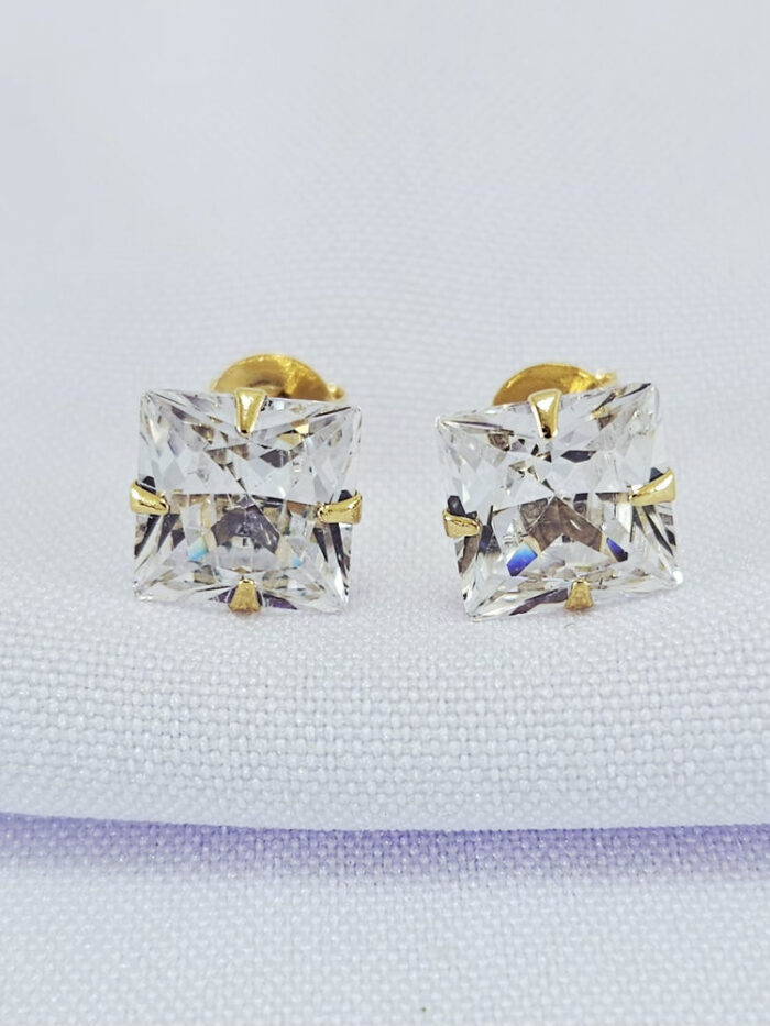 Brinco quadrado com pedra cristal