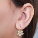 Brinco flor gancho com pedra cristal