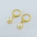 Brinco argola com perolas detalhadas