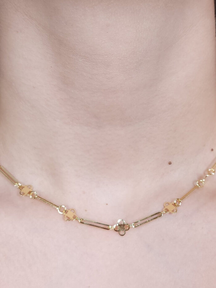 Gargantilha chocker elo longo detalhe flor