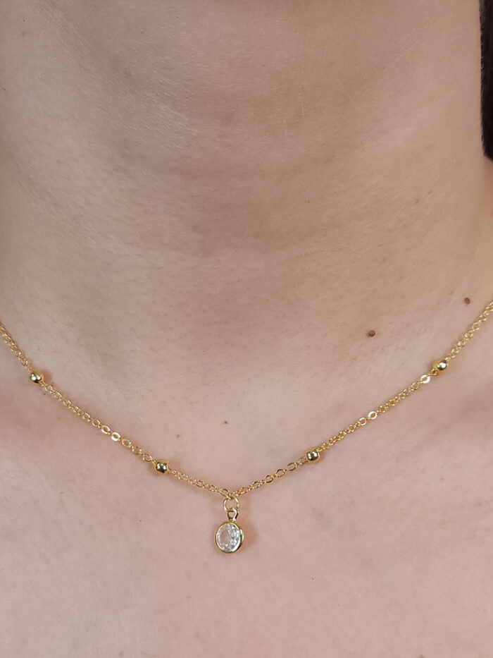 Gargantilha bolinhas lisas e pingente ponto de luz
