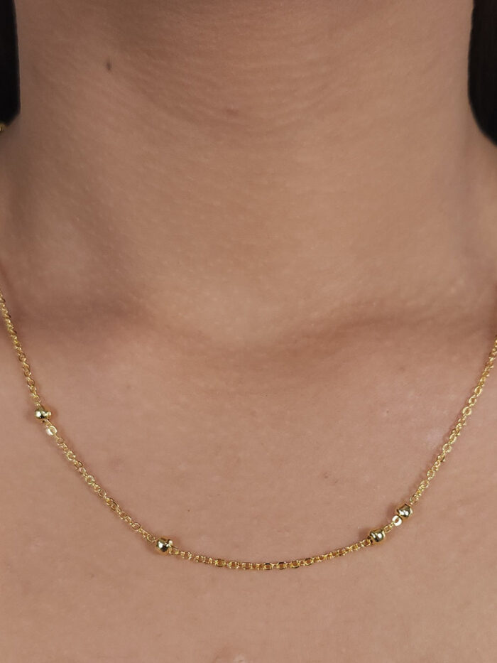 Gargantilha com bolinhas dourados lisos