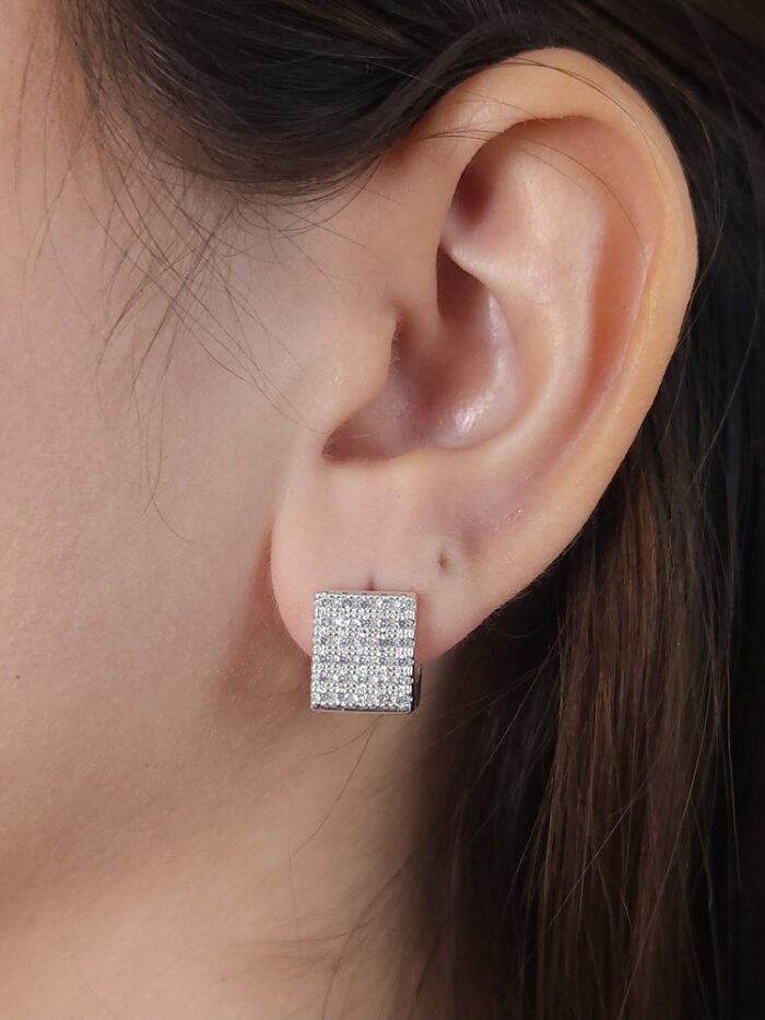 Brinco quadrado cinco fios cravejado