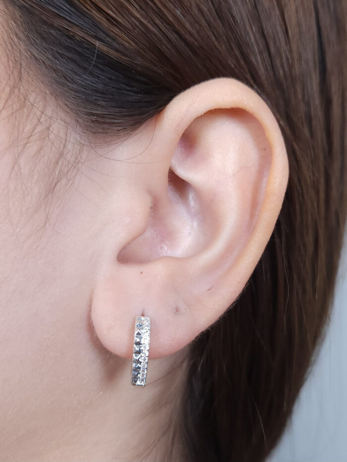 Brinco argola estilo coração detalhado