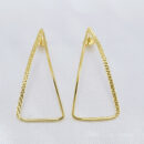 Brinco estilo triangulo datalhe fosco vazado