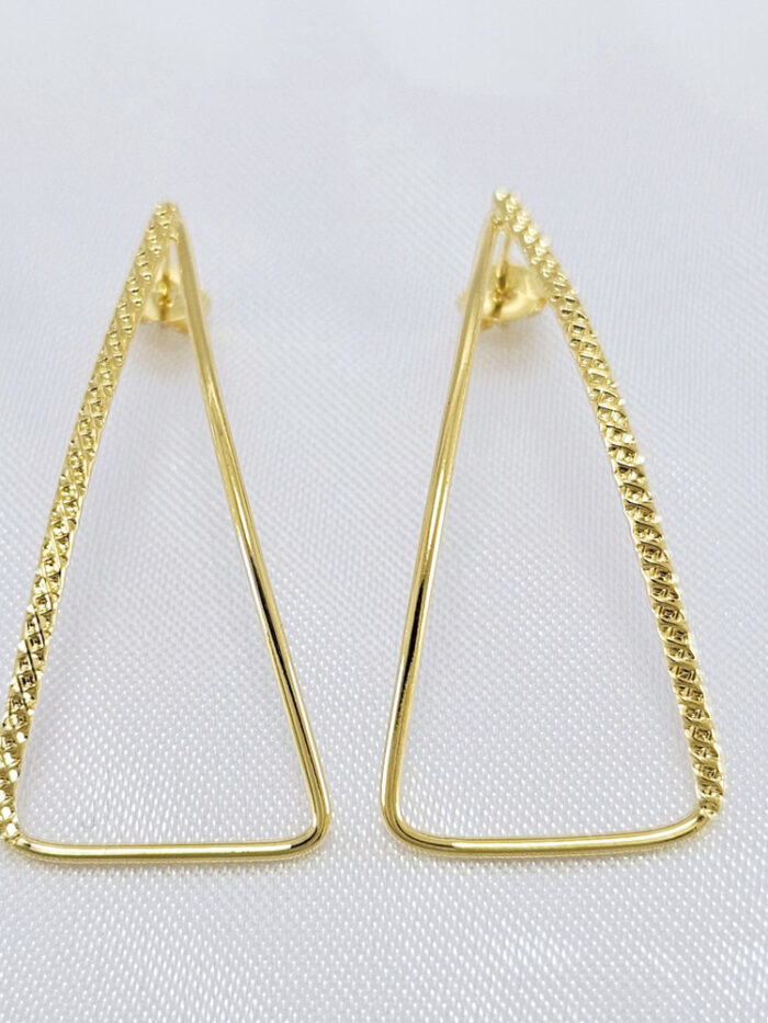 Brinco estilo triangulo datalhe fosco vazado