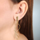 Brinco base lisa com fio  ondulado detalhado