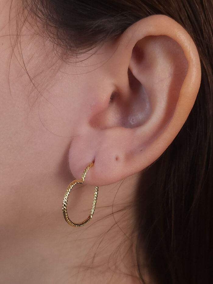 Brinco argola coração com detalhe torcido