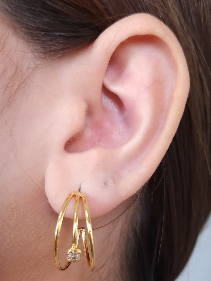 Brinco argola três fios detalhe pedra cristal