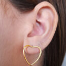 Brinco coraçaõ vazado detalhado