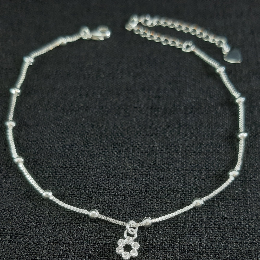 Tornozeleira bolinhas prateada detalhe flor vazada