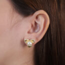 Brinco flor com pérola detalhe cravejado