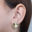 Brinco formato quadrado trabalhado com pérola