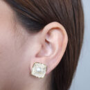 Brinco quadrado cravejado detalhe pérola