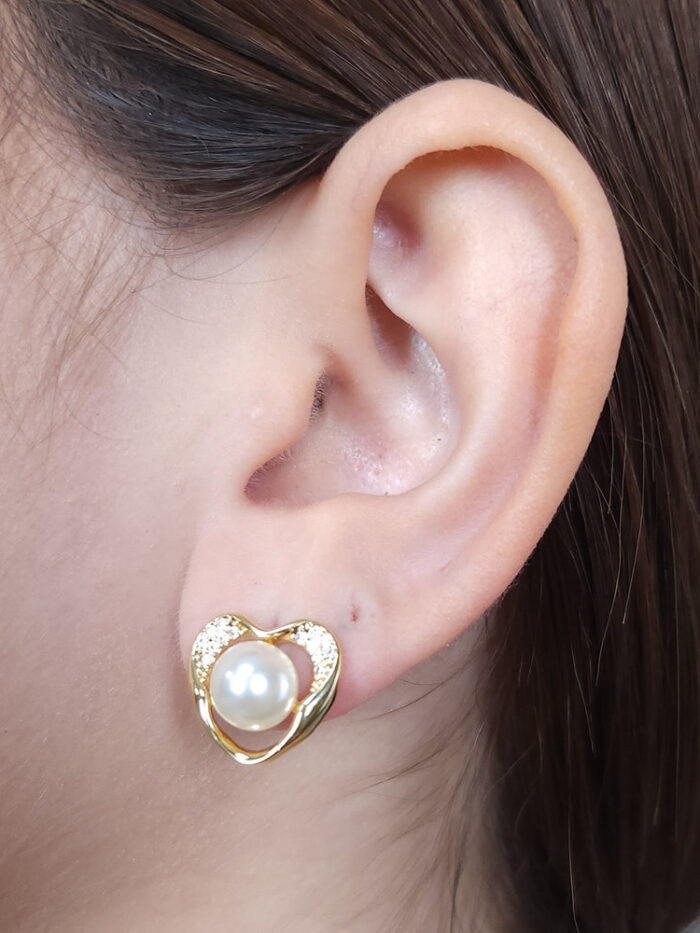 Brinco coração zircônia com pérola