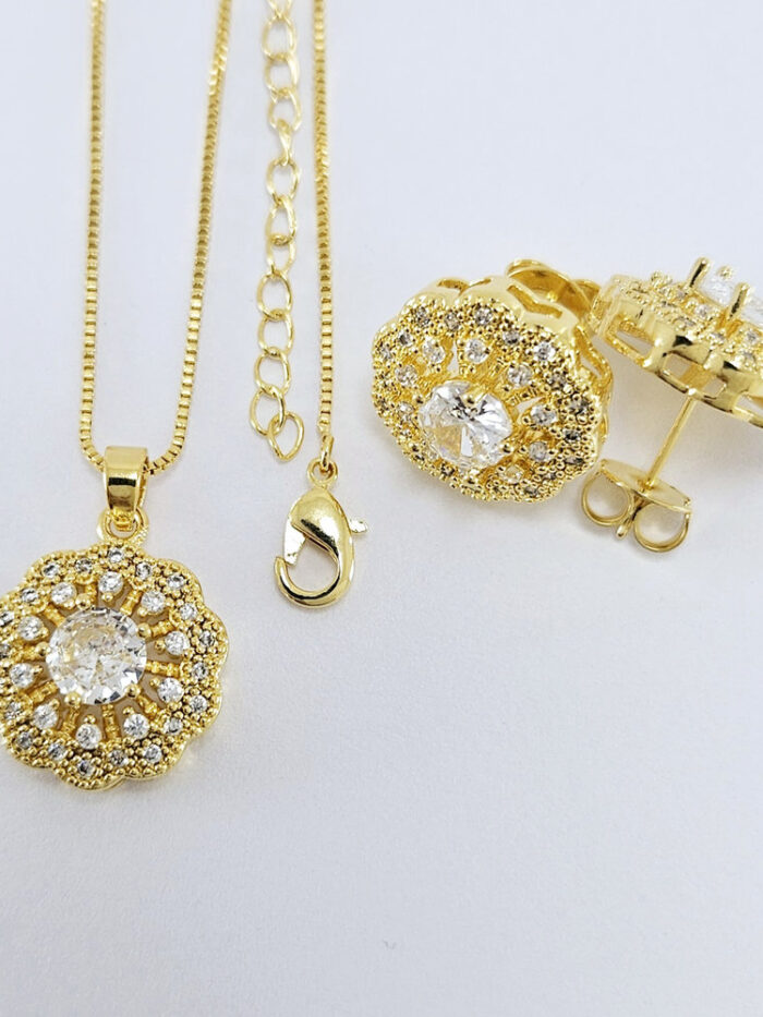 Conjunto flor detalhe cravejado com ponto de luz