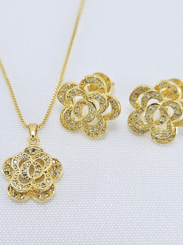 Conjunto estilo flor vazado e cravejado