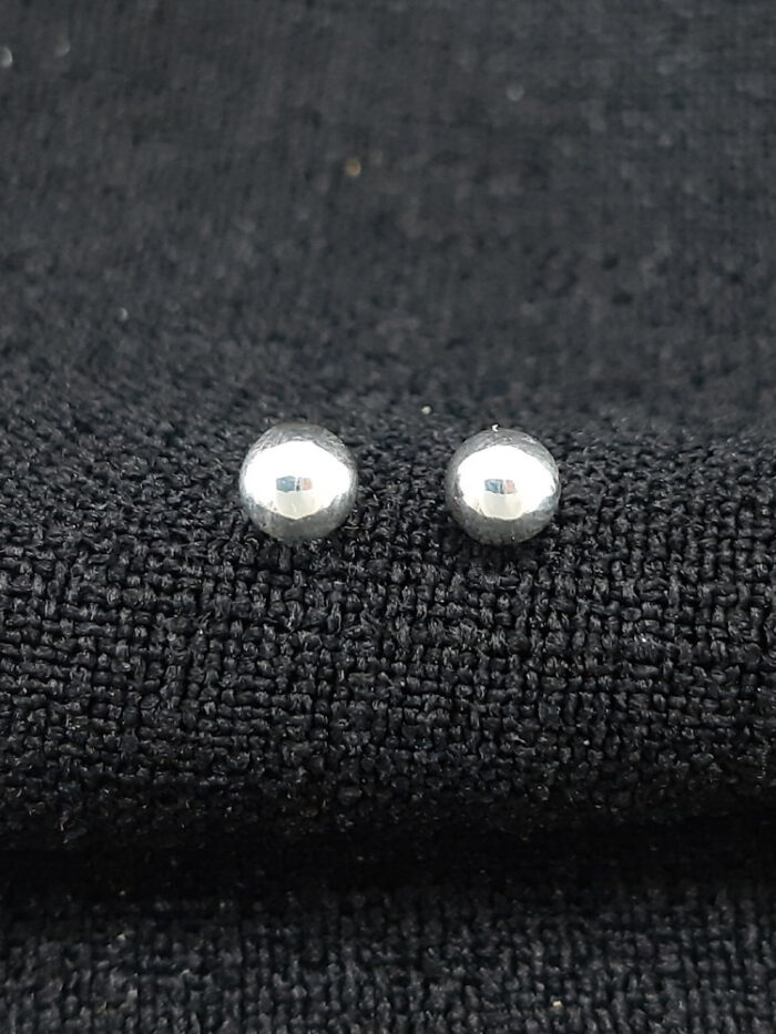 Brinco bolinha prateada